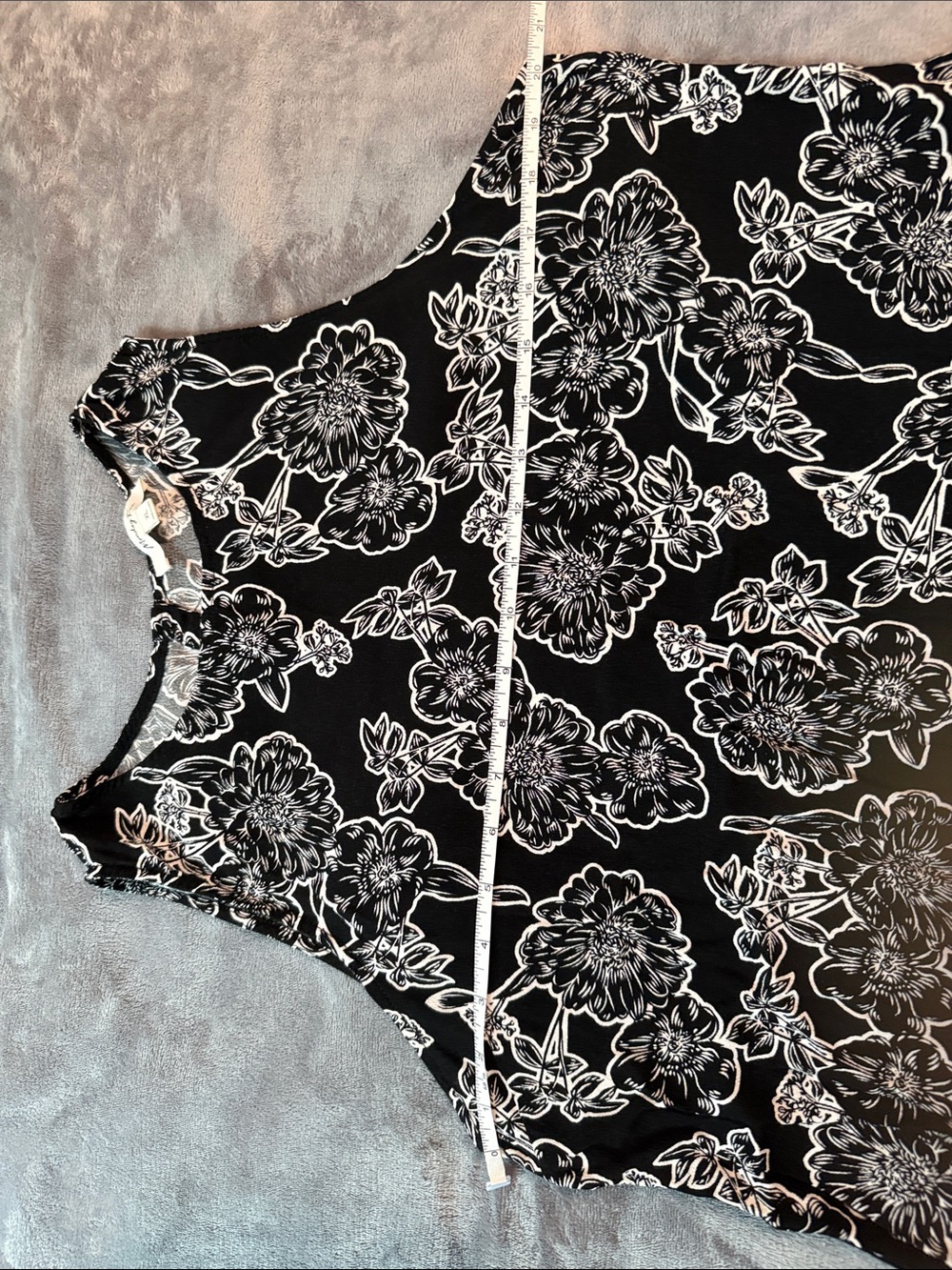 Sleeveless Black Floral Print Tank Top - Picture 4 of 5